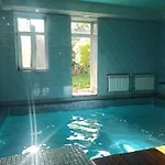 номер в доме у моря с бассейном