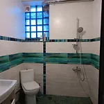 номер в доме у моря с бассейном Guest house