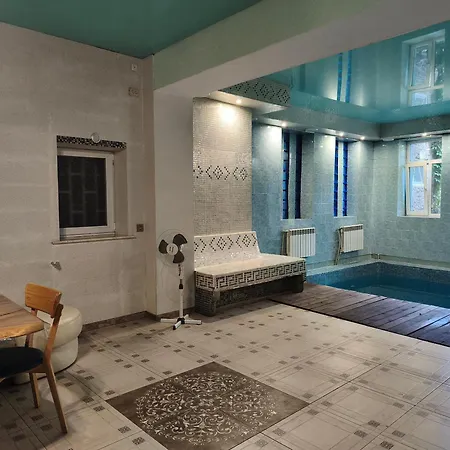 номер в доме у моря с бассейном Guest house