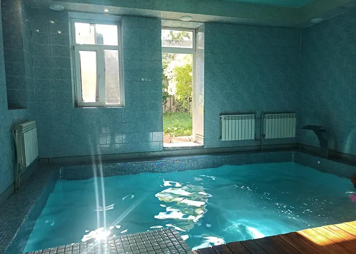 номер в доме у моря с бассейном